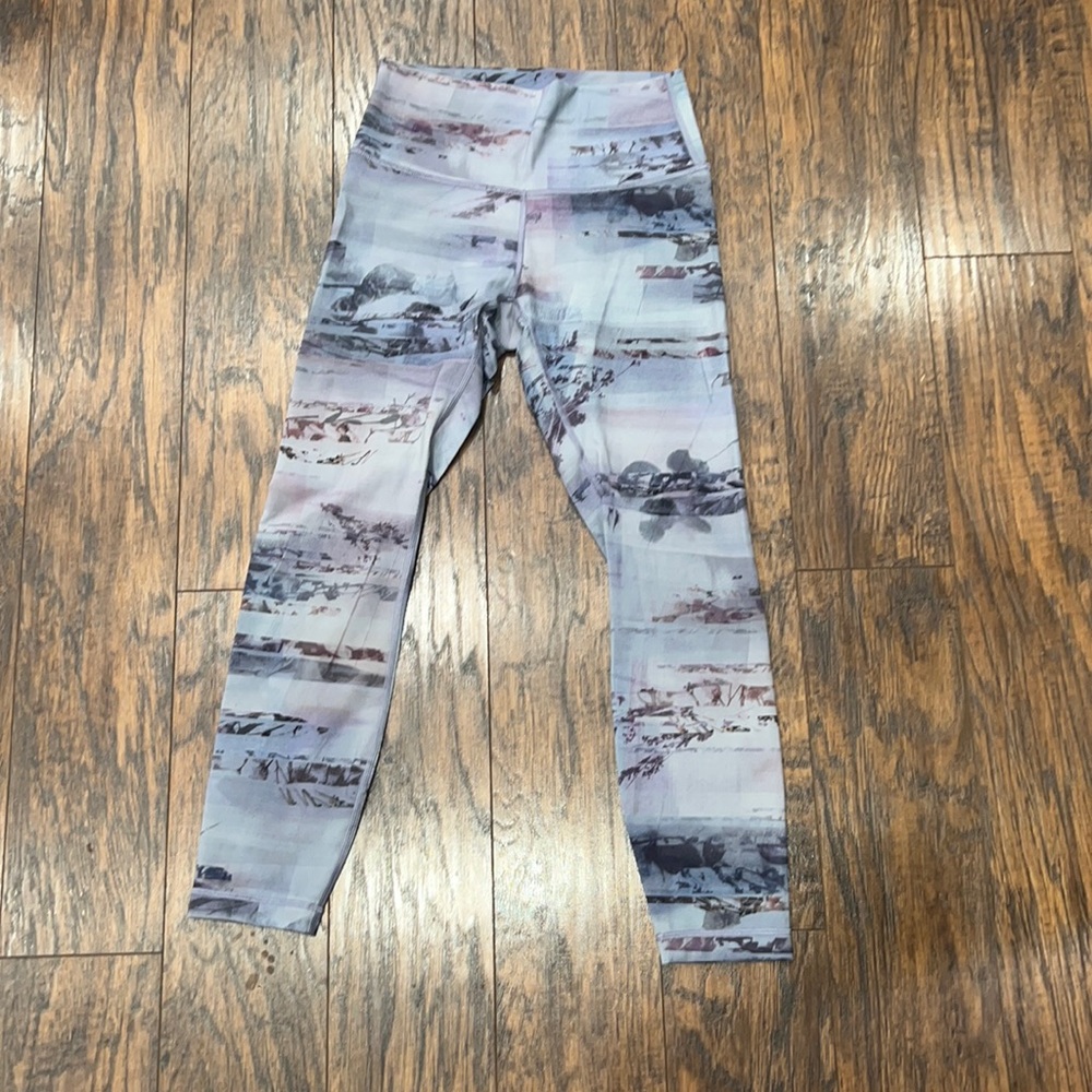 Lululemon leggings size 6 in great condition